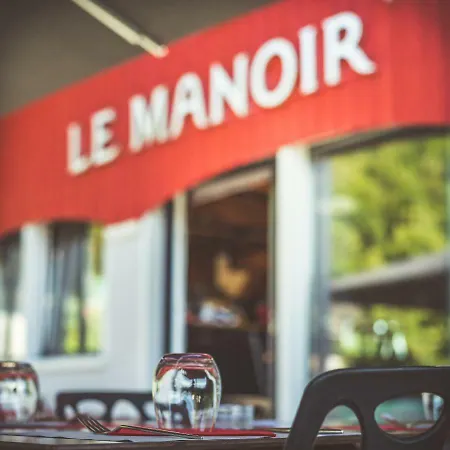 Le Manoir Hotel *